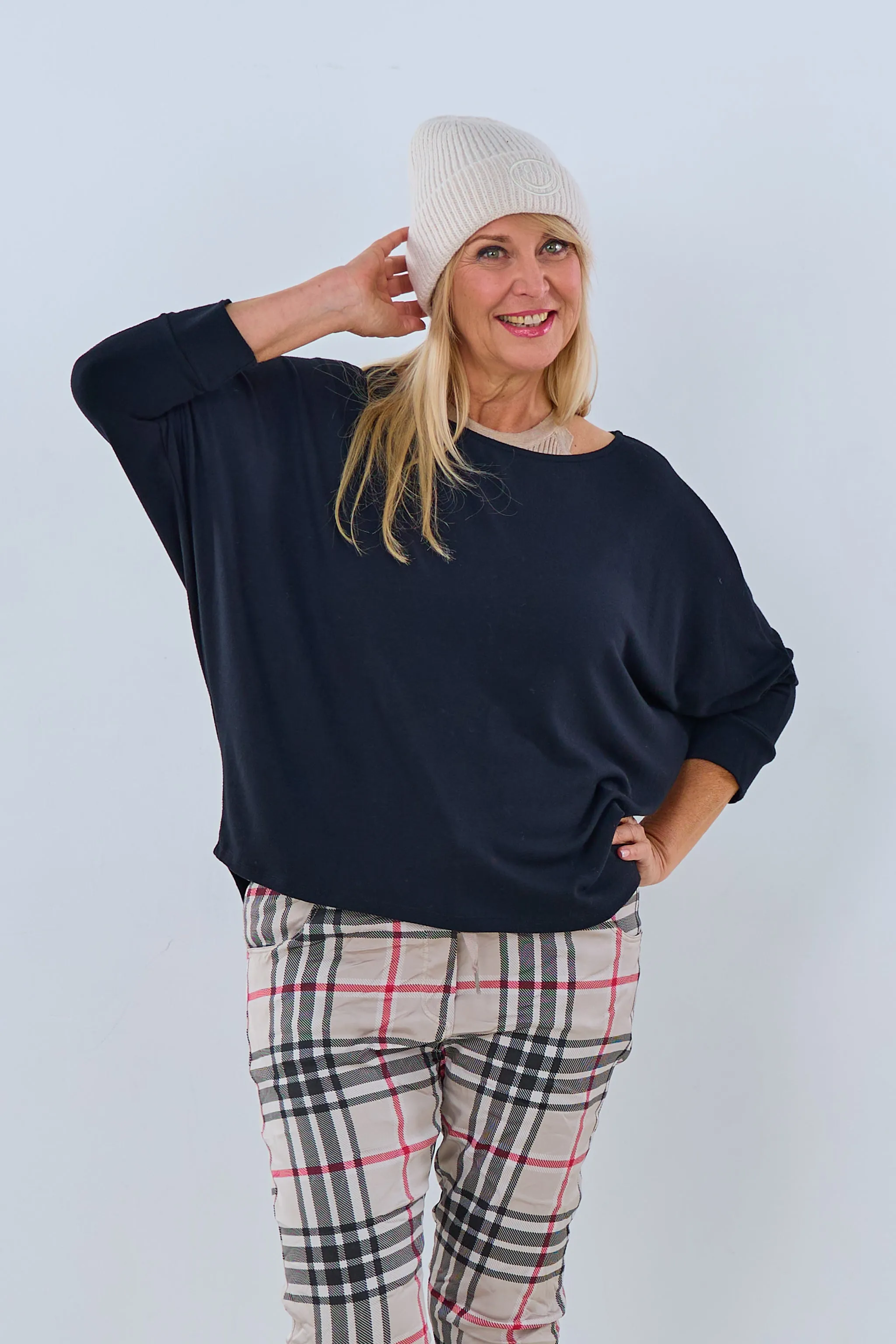 Feinstrickpulli mit Fledermausärmeln, schwarz