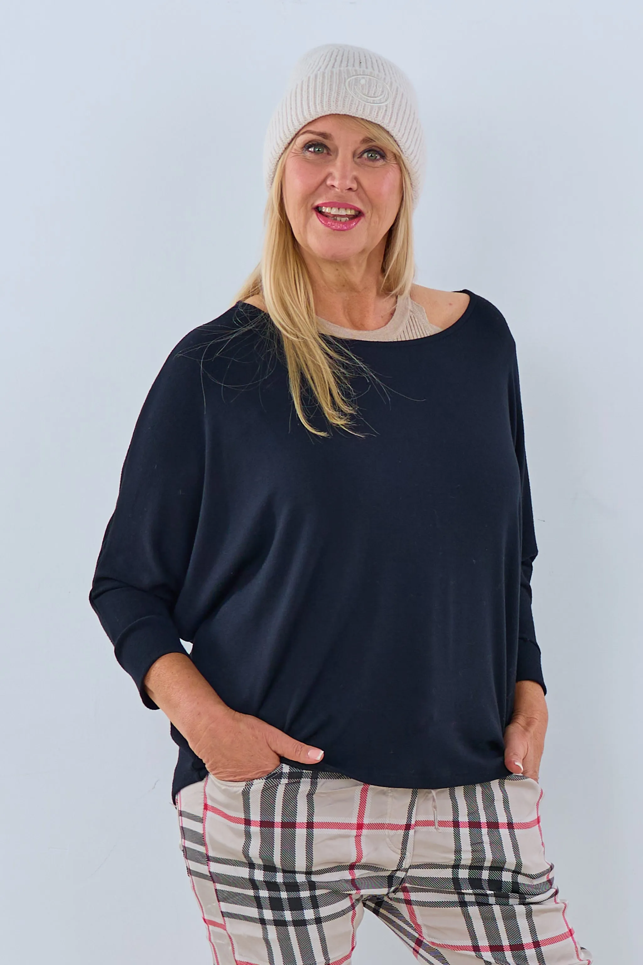 Feinstrickpulli mit Fledermausärmeln, schwarz
